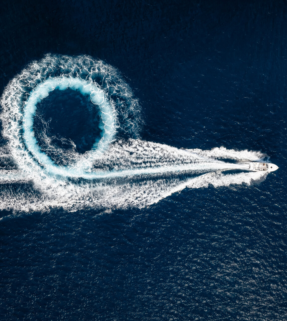 Speedboat Creating round Water Trail